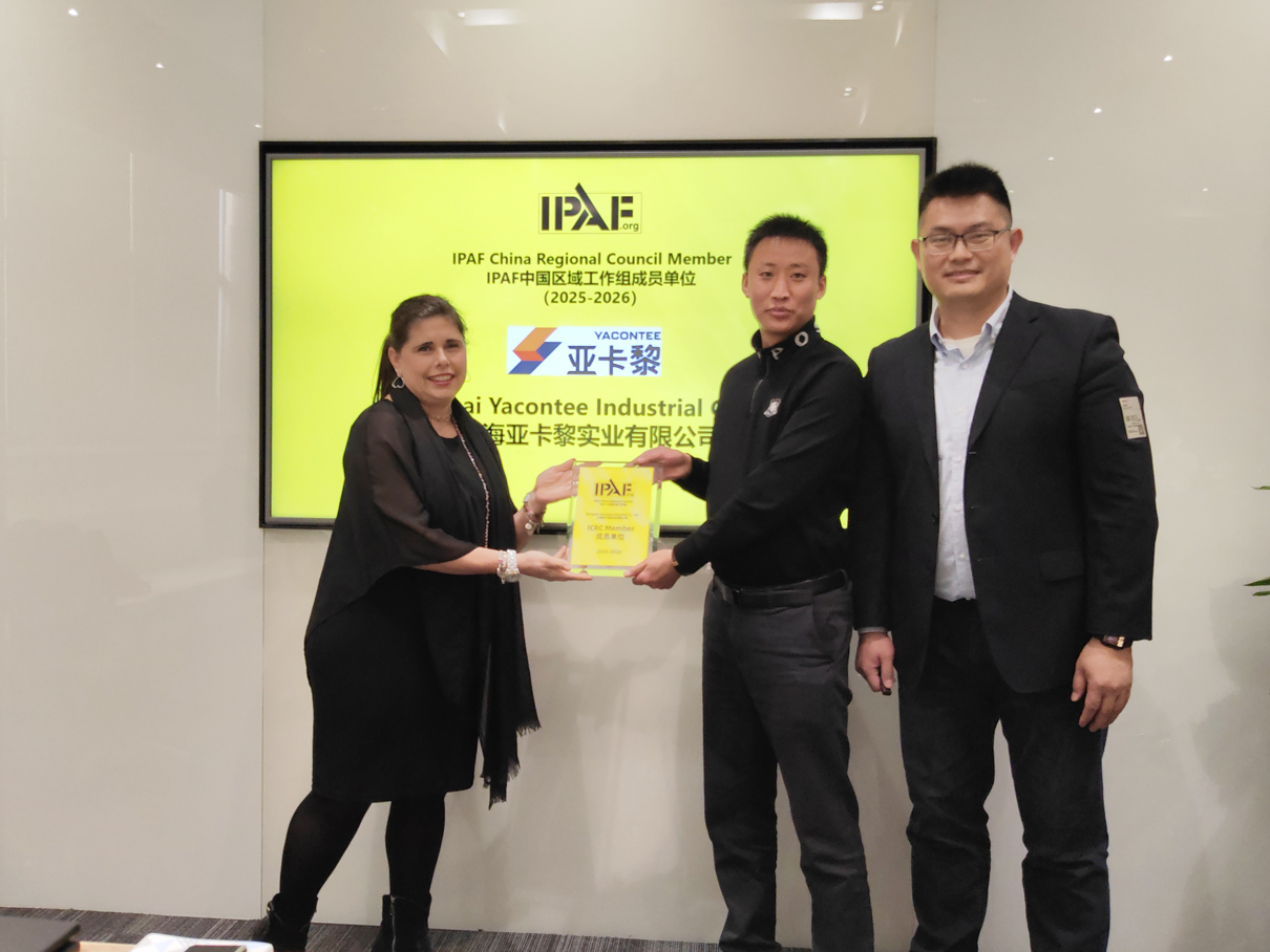 Romina Vanzi女士為工作組成員亞卡黎授牌 Romina Vanzi女士為工作組成員亞卡黎授牌