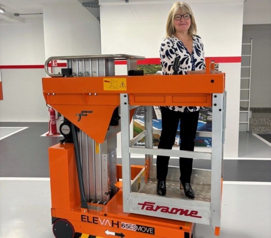 Angela Evans in a Elevah 65ES Move Angela Evans in a Elevah 65ES Move